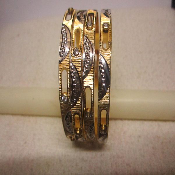 Single tone Gold or Silver plated bangle