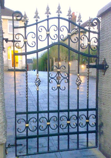 Rectangular Polished Mild Steel Metal Single Gate, for College, Outside The House, Style : Antique