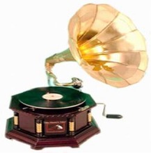GRAMOPHONE WITH SMOOTH BRASS HORN
