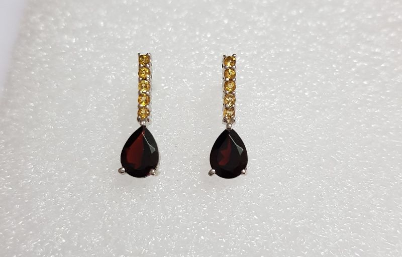 Ear Ring With Garnet & White Topaz