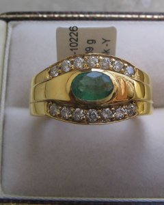 Gold Ring With Emerald & Diamonds