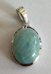 Simple aquamarine pendant