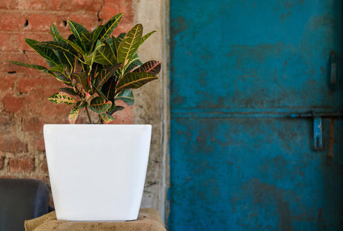 Round Polished Fiber Indigo Flower Pot, for Plantation, Style : Antique