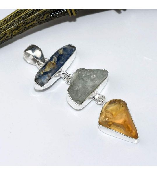 hand-crafted sturdy Kyanite pendnat