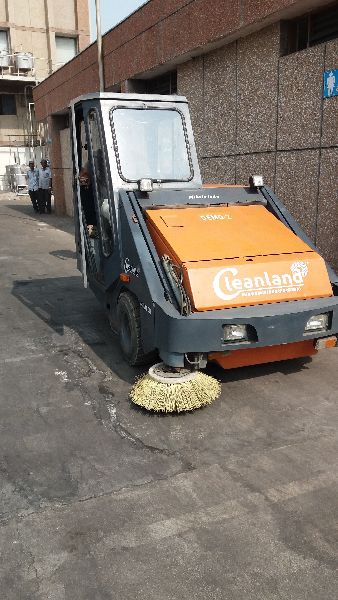 Cleanland Road Sweeper Machine Manufacturer, Certification : ISO 9001:2008 Certified