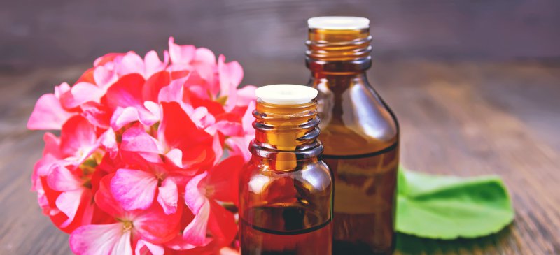 Geranium Essential Oil, Packaging Size : 1kg, 5kg, 25kg, 100kg