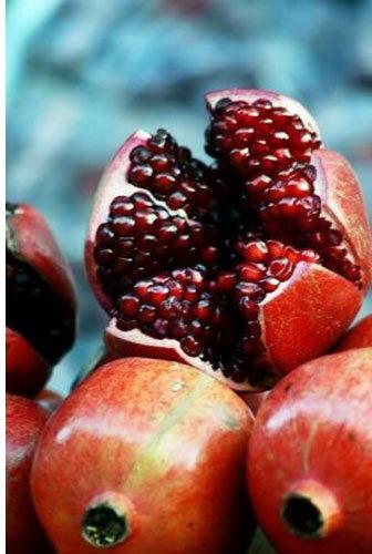 Natural Fresh Red Pomegranate, for Making Custards, Making Juice, Making Syrups., Feature : Pesticide Free
