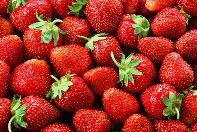 Common Fresh Strawberry, for Cooking, Home, Hotels, Feature : Non Harmful
