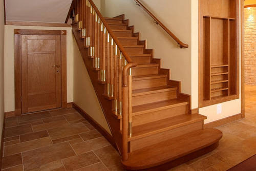 Plain Wooden Stairs, Shape : Rectangular