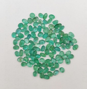 Unbranded Oval Cut emerald stone, for ring, Gemstone Type : Natural