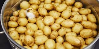 Oval Potatoes, Packaging Type : Guny Bag, Jute Bag, Plastic Bag