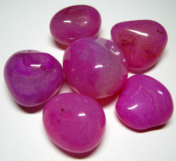 Pink stones. Розовый поделочный камень. Розовый поделочный камень 8. Розовый полудрагоценный камень браслет.