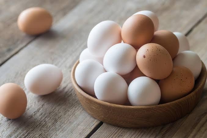 Common Eggs, for Bakery, Cooking, Packaging Type : Poultry Trays