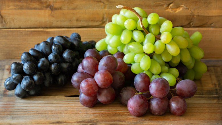 Organic fresh grapes, Shelf Life : 7-10days