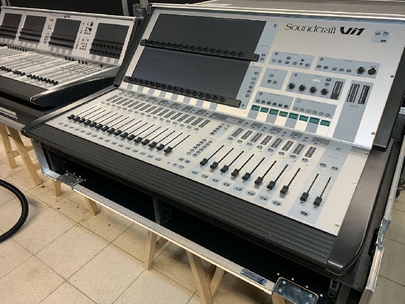 soundcraft vi1 32 channel mixing console