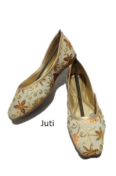 Canvas Mojari and Jutti-11, Feature : Attractive Designs, Best Quality, Comfortable, Skin Friendly
