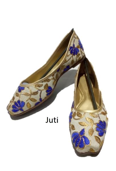 Canvas Mojari and Jutti-17, Feature : Attractive Designs, Best Quality, Comfortable, Skin Friendly
