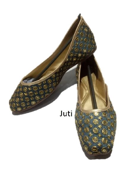 Canvas Mojari and Jutti-18, Feature : Attractive Designs, Best Quality, Comfortable, Skin Friendly