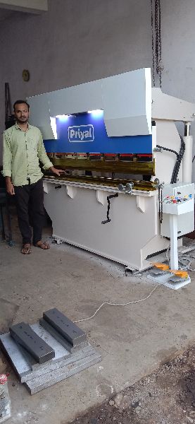 Priyal 2000-3000kg hydraulic press brake, Automatic Grade : Semi Automatic