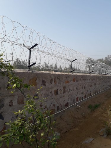 Galvanized Iron GI Boundary Barbed Mesh, Color : Silver