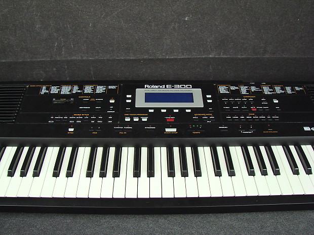 Roland E-300 Intelligent Keyboard 61-Key Synthesizer w-Soft Case &amp;amp; Manual