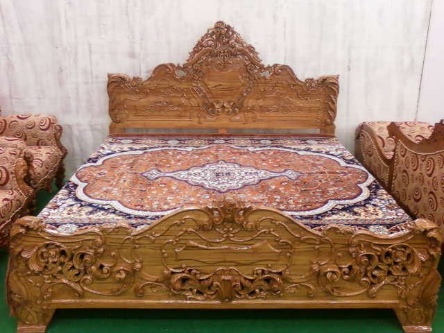 Polished Wooden Antique Bed, for Home Use, Hotel Use, Feature : Accurate Dimension, Easy To Place