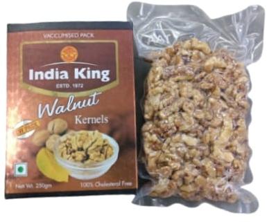 Walnut kernels quarter, for Bakery, Chacolate, Food, Health Care, Milk Shakes, Nutritious Food