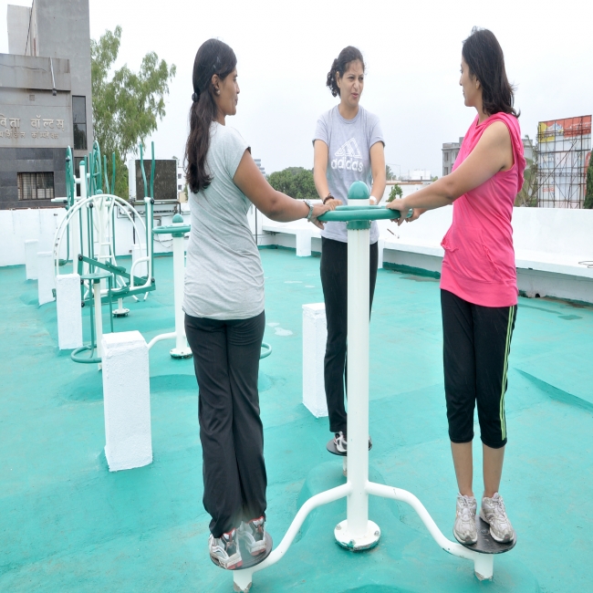 Manual Matte Iron Triple Standing Twister, for Gym Use