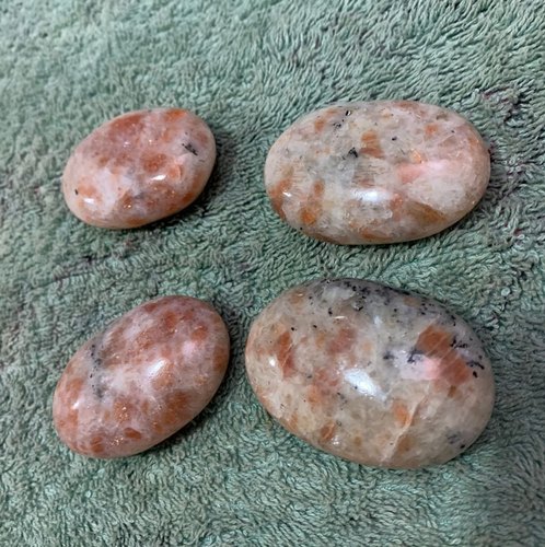 Polished Oval Shaped Sunstone Gemstone, Size : 0-10mm, 10-20mm, 20-30mm, 30-40mm, 40-50mm