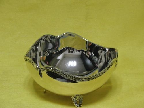 Round Fancy Metal Bowl, for Home, Features : Fine quality, Cost effective, Widely used.