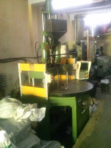 VERTICAL INJECTION MOULDING MACHINE