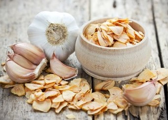 Dehydrated garlic flakes