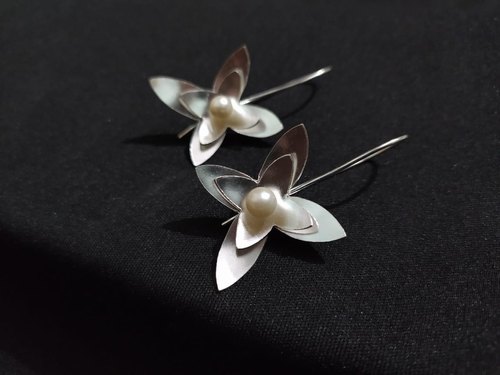 Brass Flower Pearl Earring, Color : White