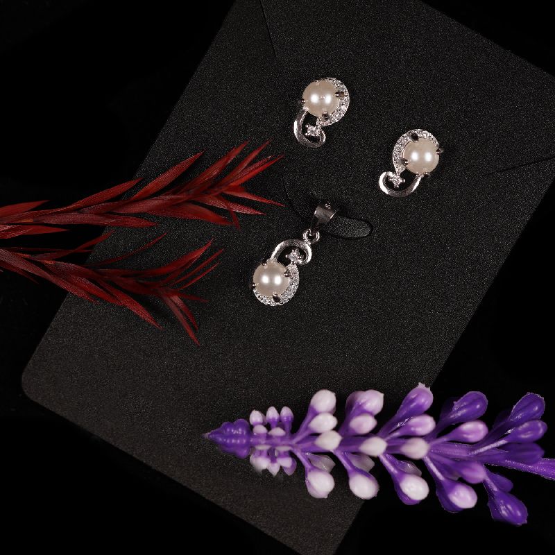 White Pearl Shine Diamond Pendent Neckless