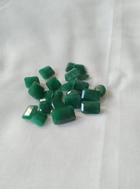 Rough Emerald Gemstone, for Jewellery, Shape : Oval Cut, Octagon