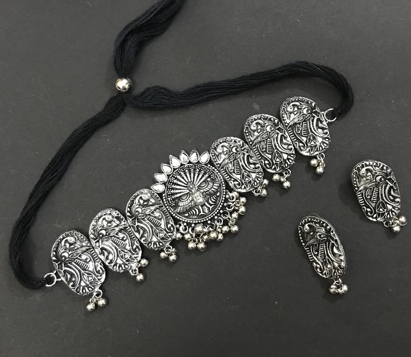 Metal Polished chokers, Specialities : Unique Designs, Good Quality, Fine Finishing, Alluring Look