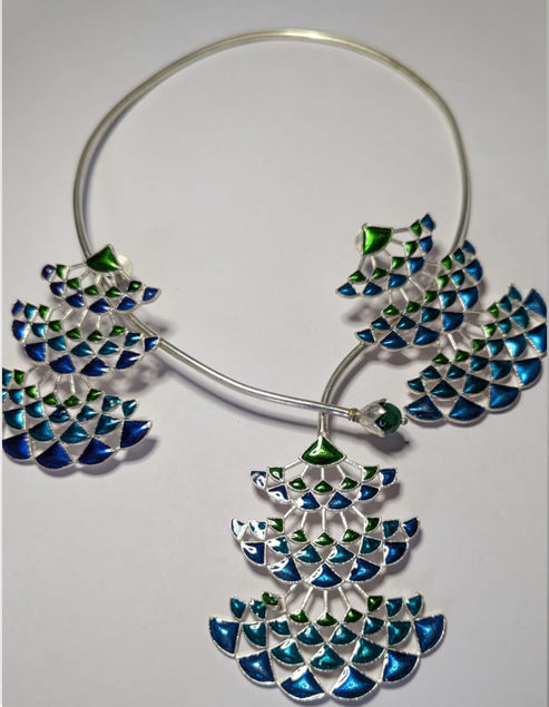 Collar necklace with matching earrings