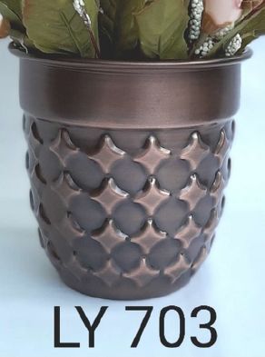 Polished Plain LY 703 Metal Planter, Specialities : Waterproof, Dust Free, Attractive Pattern