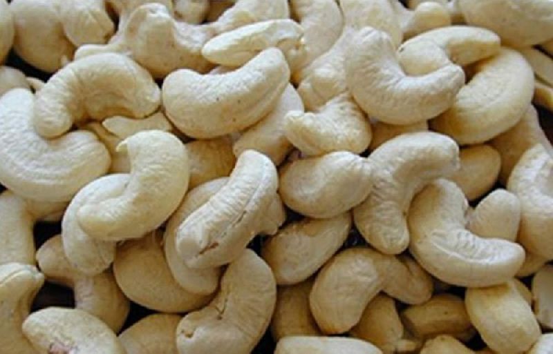 SW 400 Cashew Kernels Packing Type:Sealed Vacuum Packing Bags and Tin