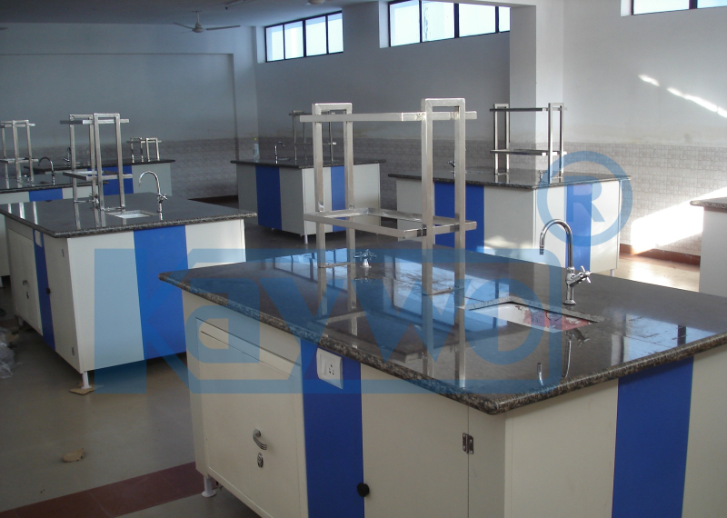 Polished Wooden School Lab Table, Feature Stylish, Rust Proof