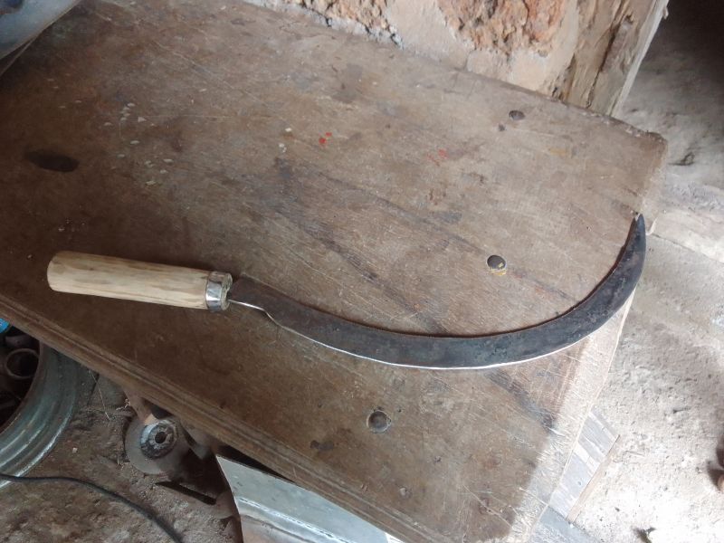 Curve Teak Wood Polished Mild Steel garden sickles, for Cutting Use, Length : 10-15inch