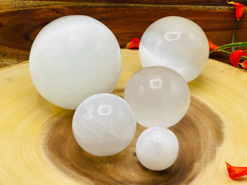 White Round Selenite Stone Ball, For Healing, Peace, Serenity, Pattern : Plain