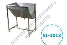 Square. Floor Mounted Surgical Scrub Sink, for Hospitals, Feature : Durable, High Quality, Shiny Look