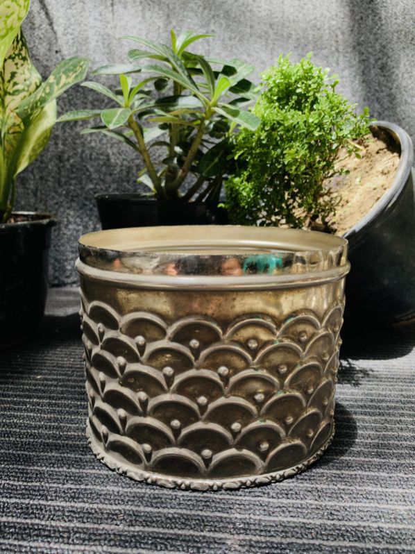 Carved Stylish Metal Planter, Specialities : Hard Structure, Easy To Placed