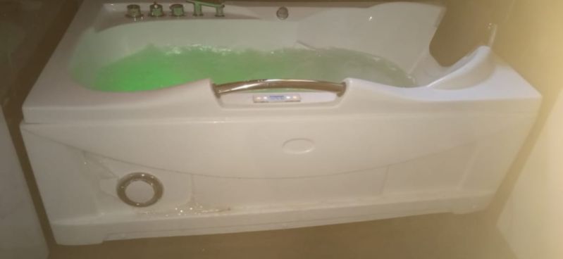 Polished Acrylic Jacuzzi Bathtub, Feature : Perfect Shape, Good Quality, Fine Finishing, Eco Friendly
