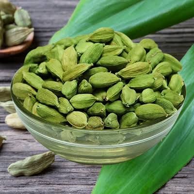 green cardamom pods