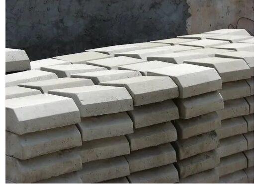 Accurate Gray Concrete Kerb Stone, for Landscaping, Form : Solid