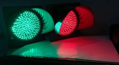 Smtech Systems Green Electric Round Polycarbonate Toll Plaza Traffic Light, for High Way, Feature : Durable