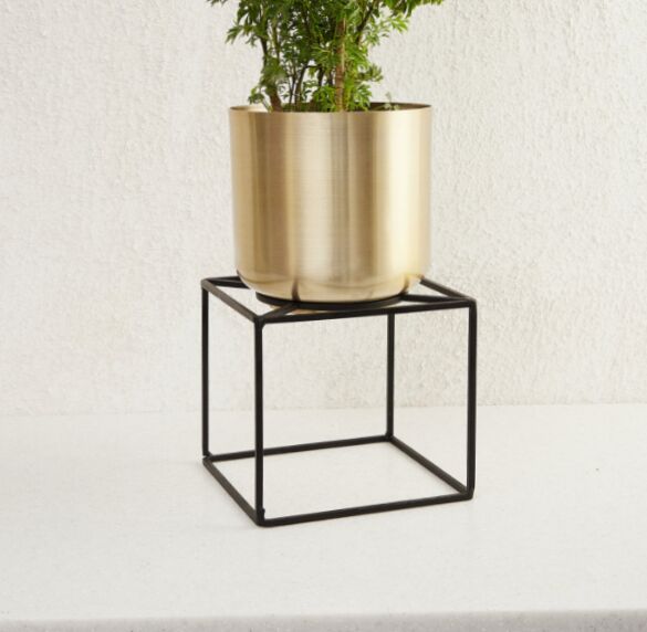 Plain Brass Planter With Stand, for Decoration, Outdoor Use Indoor Use, Feature : Attractive Pattern