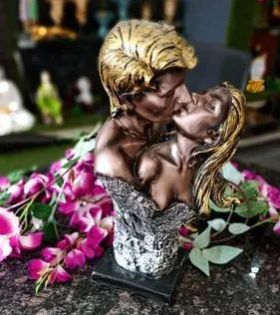 Kissing Couple Showpiece